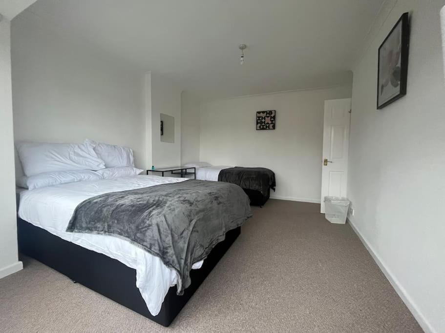 Spacious 4 Bed Home Near Nec, Jlr & Airport Parking For 3 Cars Ideal For Contractors! Solihull Eksteriør billede