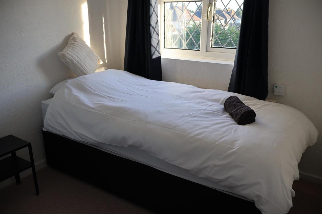 Spacious 4 Bed Home Near Nec, Jlr & Airport Parking For 3 Cars Ideal For Contractors! Solihull Eksteriør billede