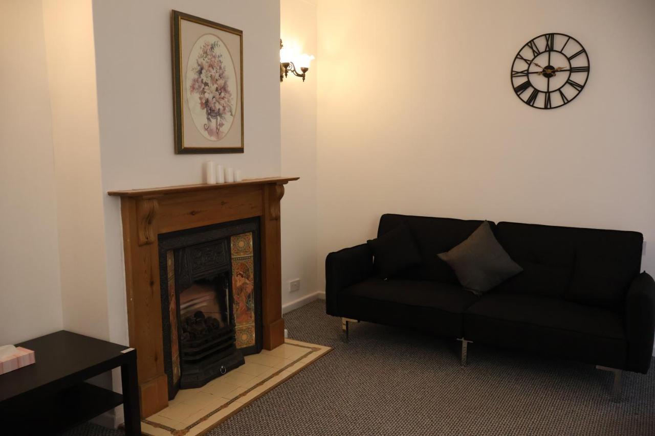 Spacious 4 Bed Home Near Nec, Jlr & Airport Parking For 3 Cars Ideal For Contractors! Solihull Eksteriør billede