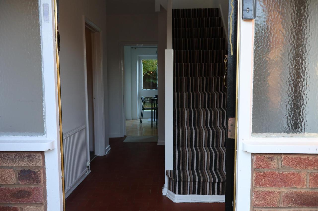 Spacious 4 Bed Home Near Nec, Jlr & Airport Parking For 3 Cars Ideal For Contractors! Solihull Eksteriør billede