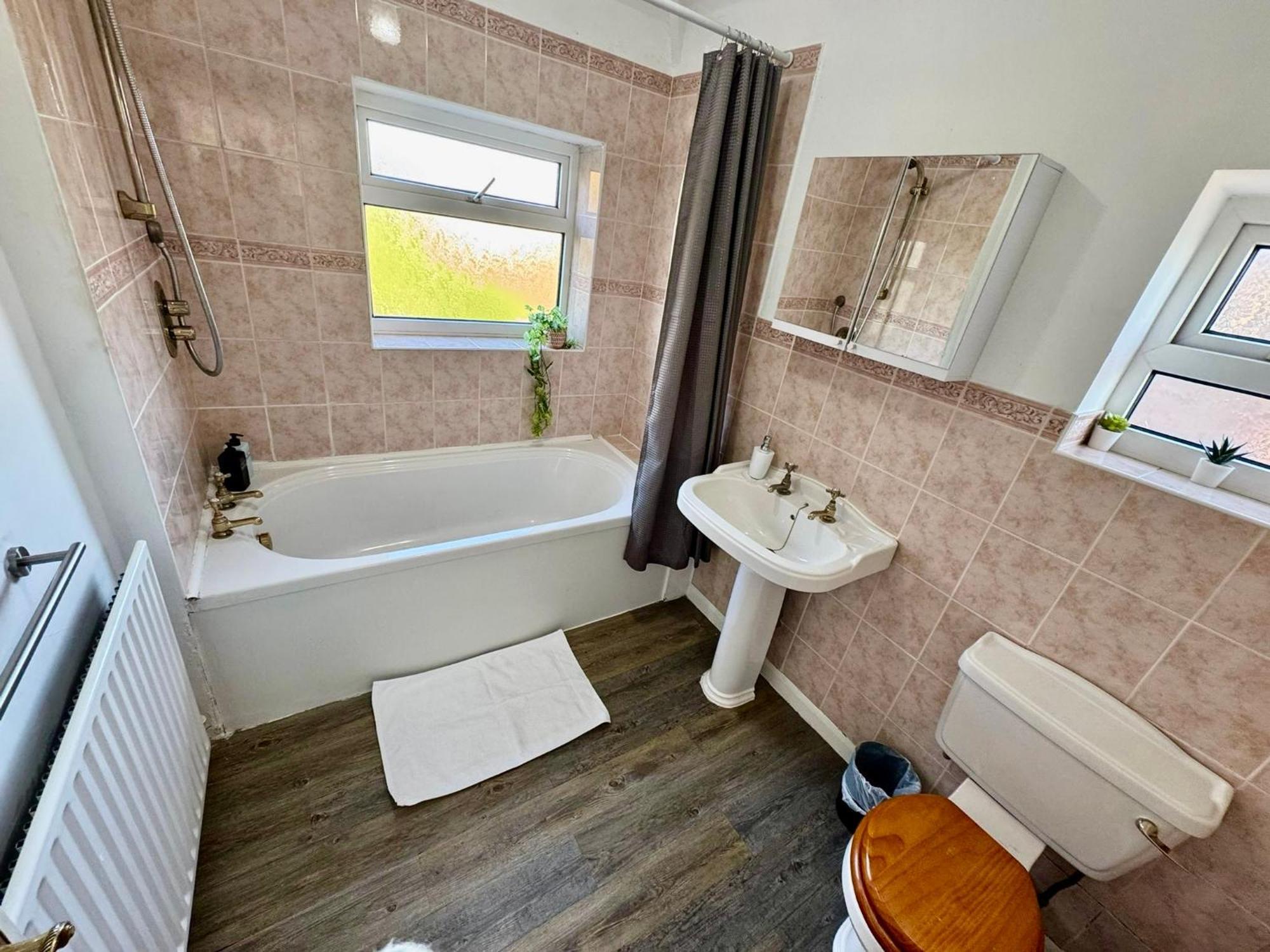 Spacious 4 Bed Home Near Nec, Jlr & Airport Parking For 3 Cars Ideal For Contractors! Solihull Eksteriør billede