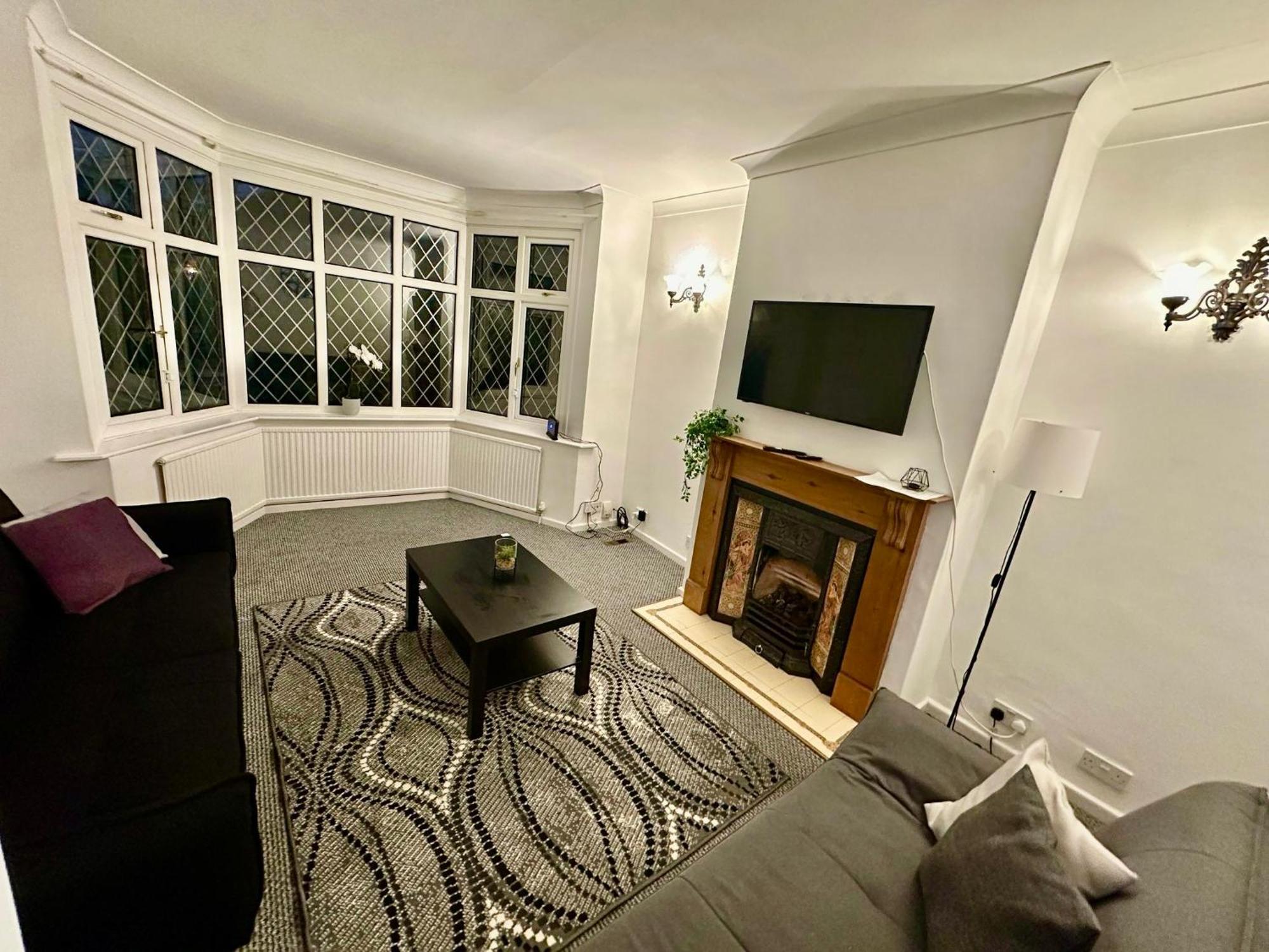 Spacious 4 Bed Home Near Nec, Jlr & Airport Parking For 3 Cars Ideal For Contractors! Solihull Eksteriør billede